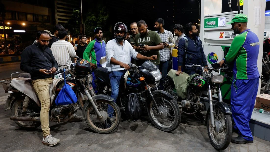 Long Queues Form Across Karachi as Pakistan’s New Fuel Subsidy Scheme Takes Effect