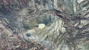 Nature’s Canvas After the Fury: The ‘Fried Egg’ Phenomenon Emerges Atop Mount Anak Krakatau Following Massive Eruption