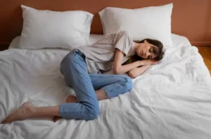 Sleeping Without a Pillow: Is It Actually Healthier? A Deep Dive into Spinal Alignment and Sleep Science