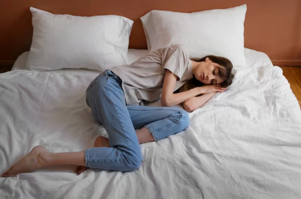 Sleeping Without a Pillow: Is It Actually Healthier? A Deep Dive into Spinal Alignment and Sleep Science